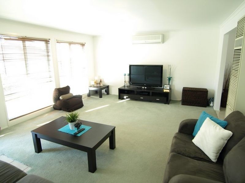 4/4 Redwood Avenue, Jerrabomberra NSW 2619