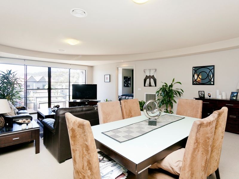 13/2 Eldridge Crescent, Garran ACT 2605