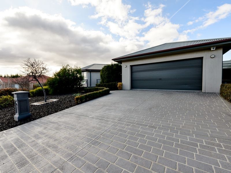 2 Glenora Court, Jerrabomberra NSW 2619