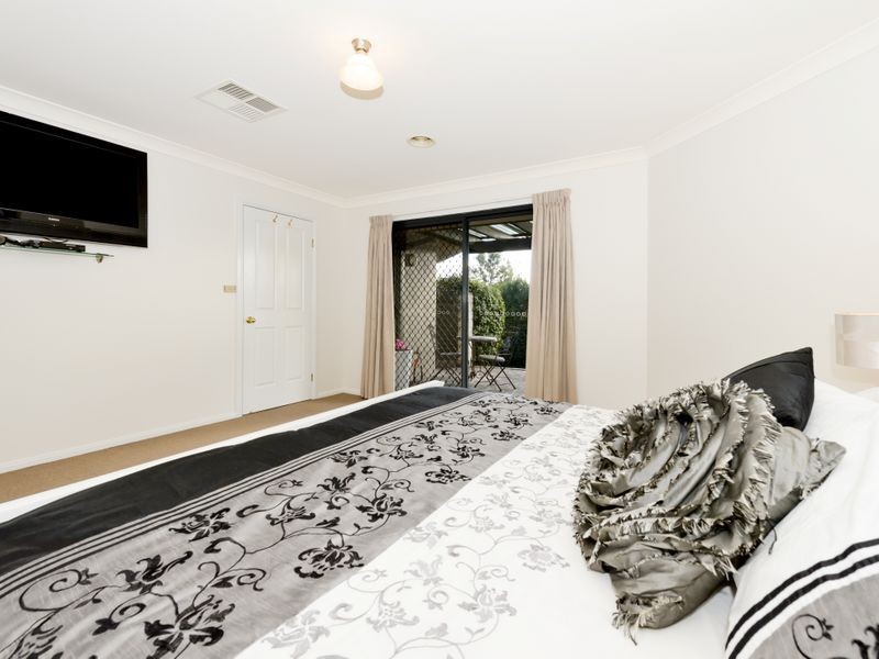 2 Glenora Court, Jerrabomberra NSW 2619