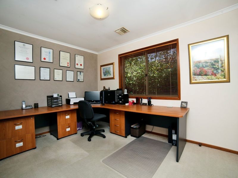 4 Blinkhorn Place, Gordon ACT 2906