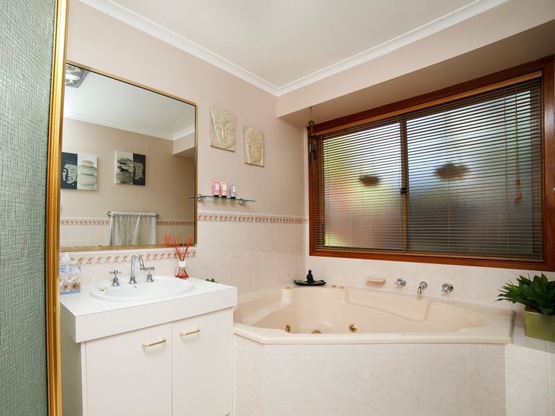 4 Blinkhorn Place, Gordon ACT 2906