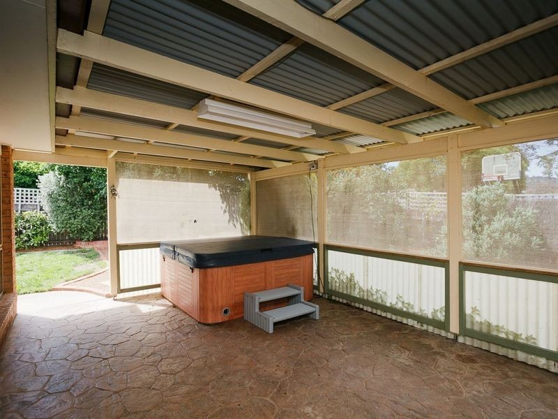 18 Gabriel Drive, Jerrabomberra NSW 2619
