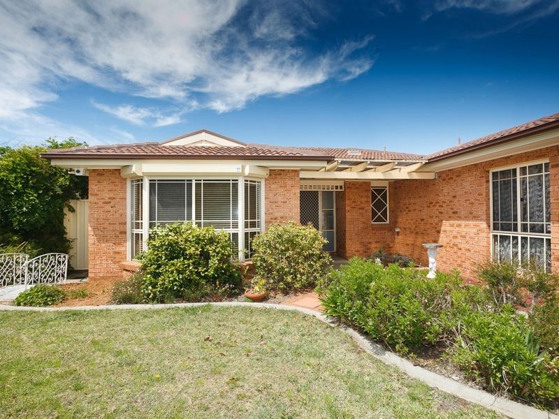 18 Gabriel Drive, Jerrabomberra NSW 2619