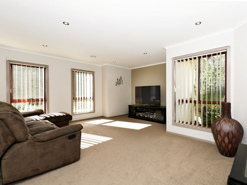 16 Stonehaven Circuit, Queanbeyan NSW 2620