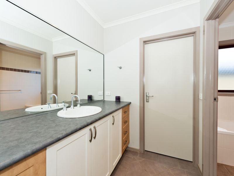 16 Stonehaven Circuit, Queanbeyan NSW 2620