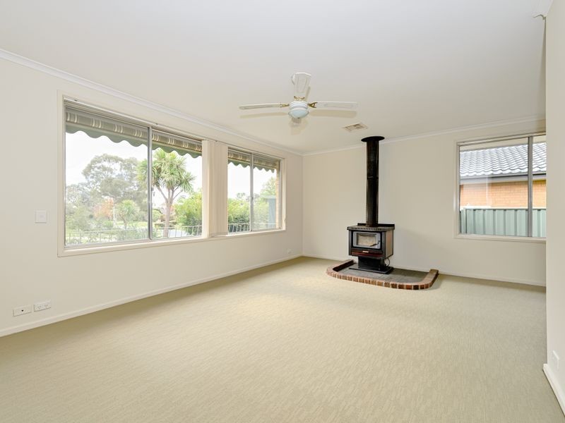 10 Weingarth Street, Holder ACT 2611