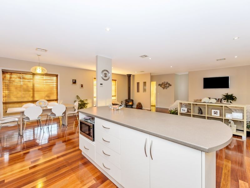 28 Stringybark Drive, Jerrabomberra NSW 2619