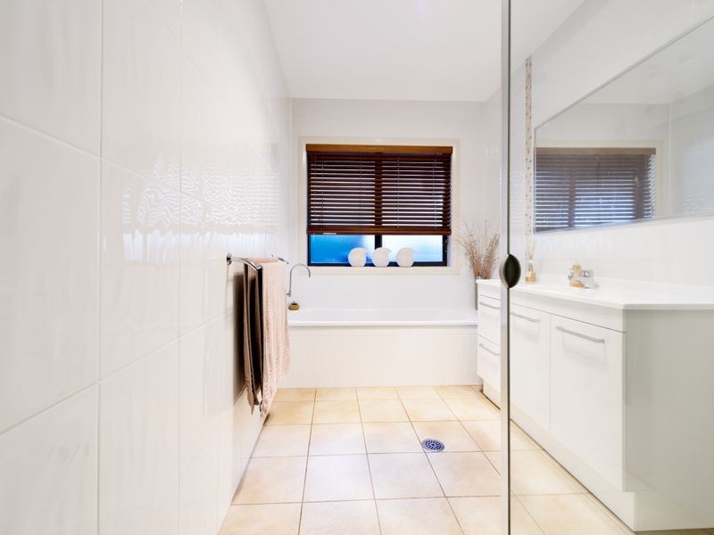 28 Stringybark Drive, Jerrabomberra NSW 2619