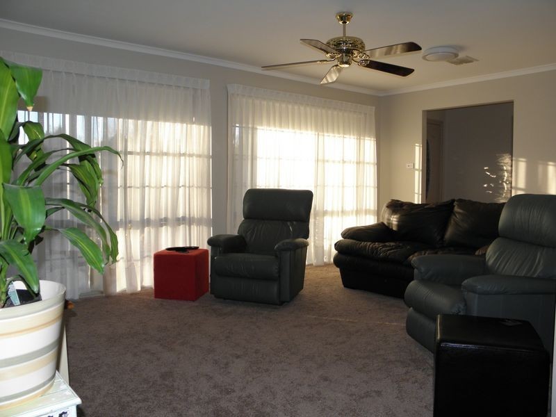 8 Cerutty Crescent, Gordon ACT 2906