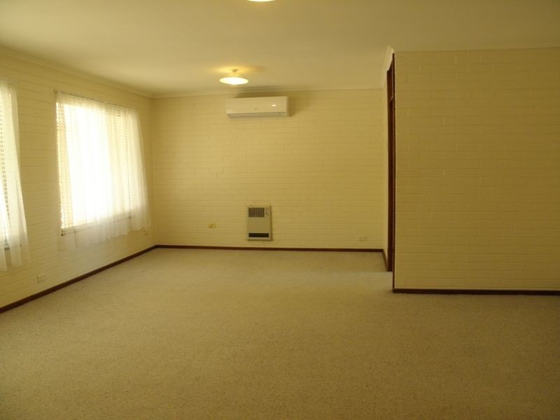 1/4 Macquoid Place, Kambah ACT 2902