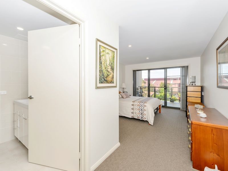 18/1 Cowlishaw Street, Greenway ACT 2900