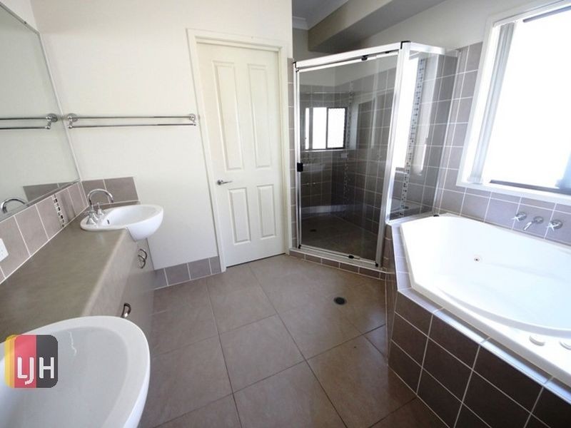 8 Wombat Parade, North Lakes QLD 4509