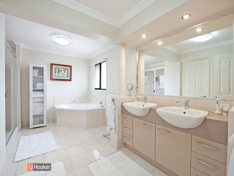 8 Roland Court, Kallangur QLD 4503