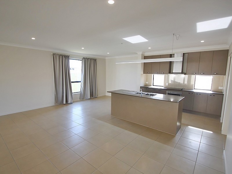 6 Roland Court, Kallangur QLD 4503