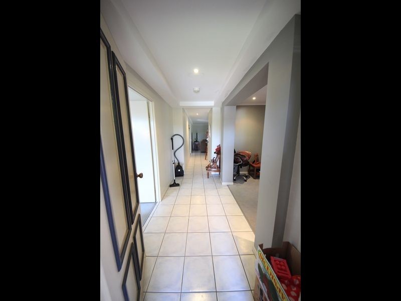 8 Mirrigan Court, Petrie QLD 4502