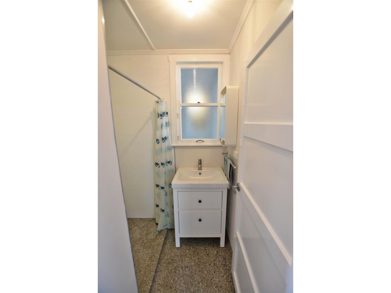 Unit 2/32 Woodcliffe Crescent, Woody Point QLD 4019