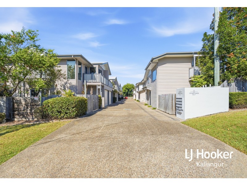 2/7 Young Street, Petrie QLD 4502