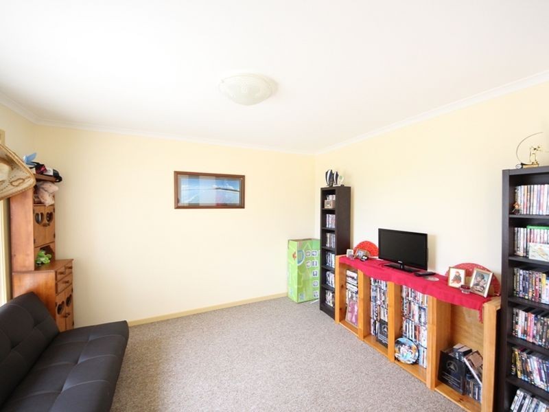 2 Beakey Close, Petrie QLD 4502