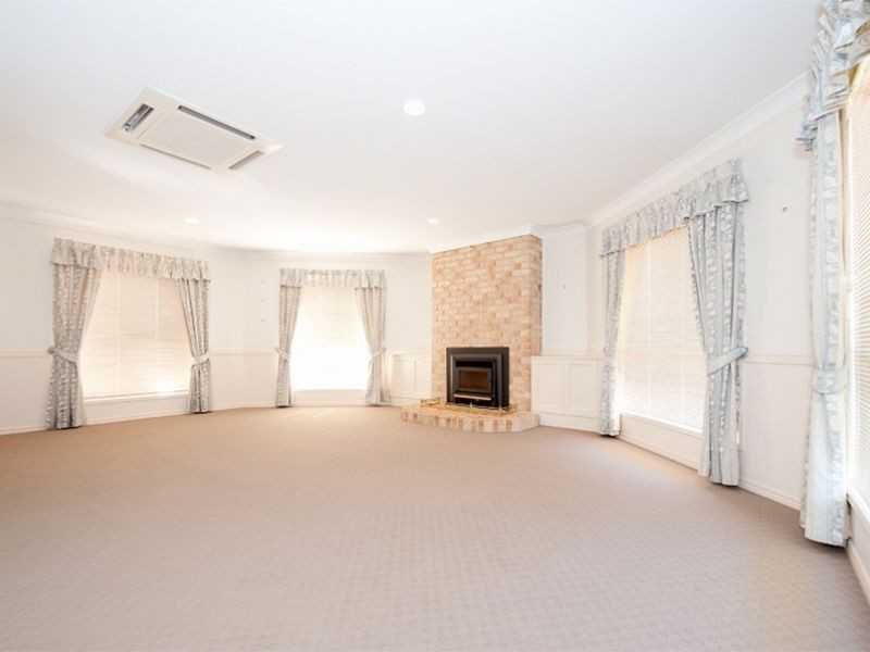 8 Mohr Court, Petrie QLD 4502