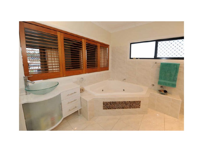 32 Lighthouse Drive, Boyne Island QLD 4680