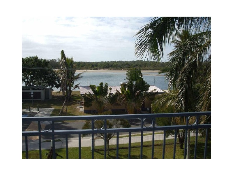 27 Island Esplanade, Boyne Island QLD 4680
