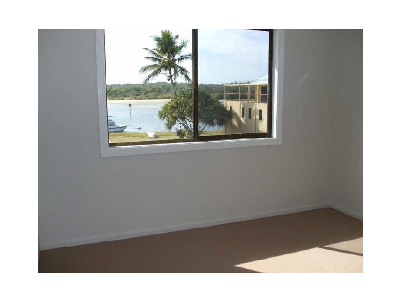 27 Island Esplanade, Boyne Island QLD 4680