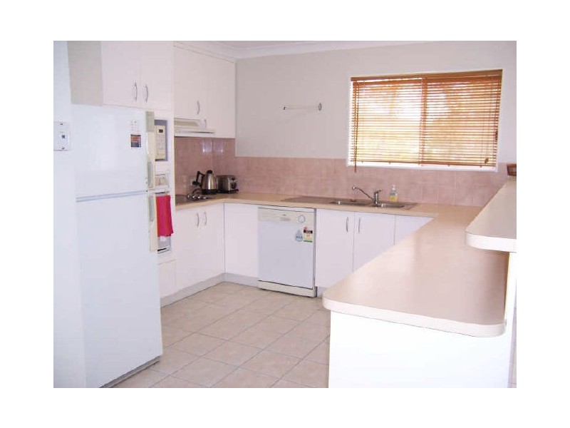 4/4 Pittsbay Crescent, Boyne Island QLD 4680