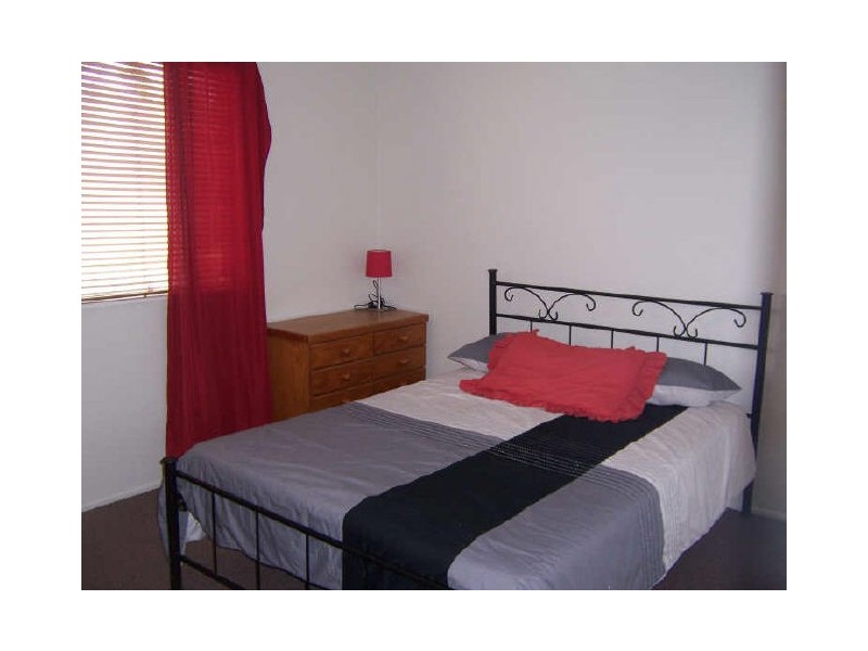 4/4 Pittsbay Crescent, Boyne Island QLD 4680