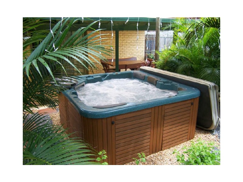 12 Curtis Avenue, Boyne Island QLD 4680