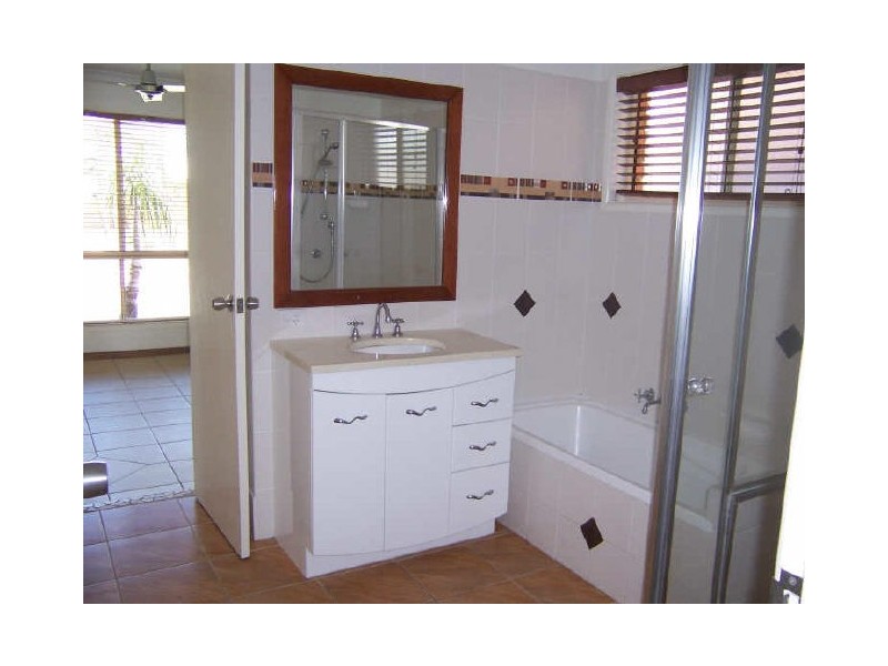 8 Belah Court, Boyne Island QLD 4680