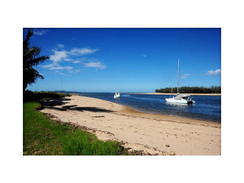25 Island Esplanade, Boyne Island QLD 4680