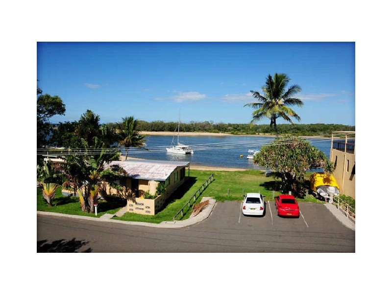 25 Island Esplanade, Boyne Island QLD 4680