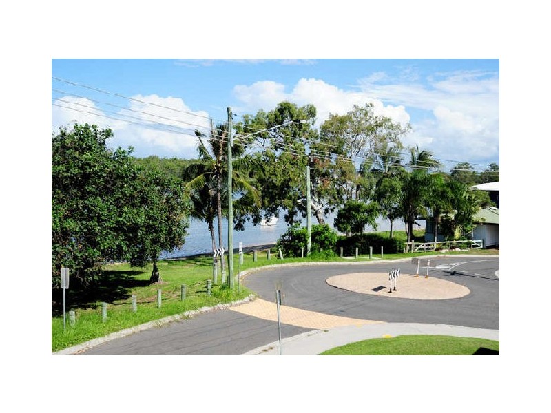 25 Island Esplanade, Boyne Island QLD 4680