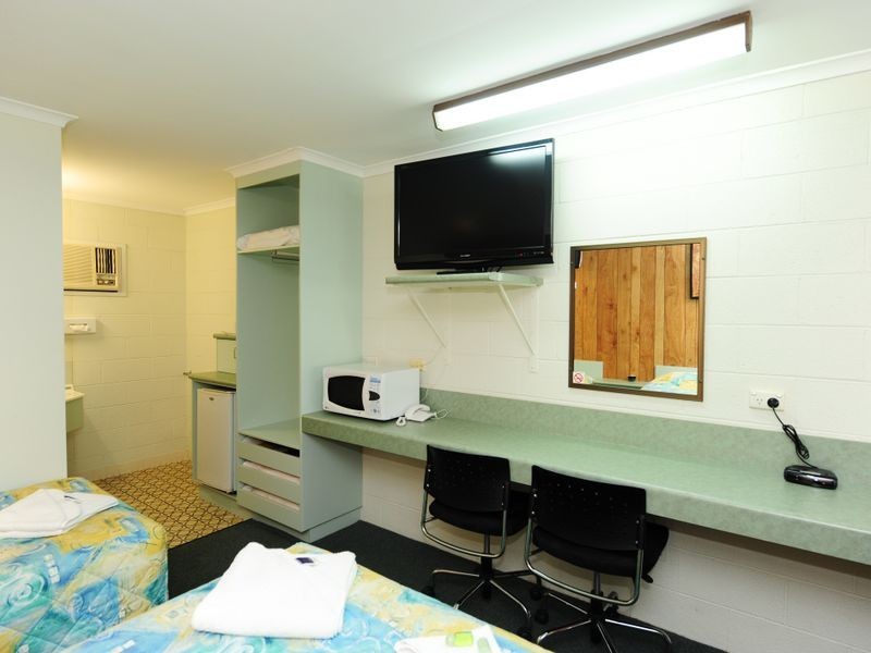 Amber Lodg Toolooa Street, South Gladstone QLD 4680