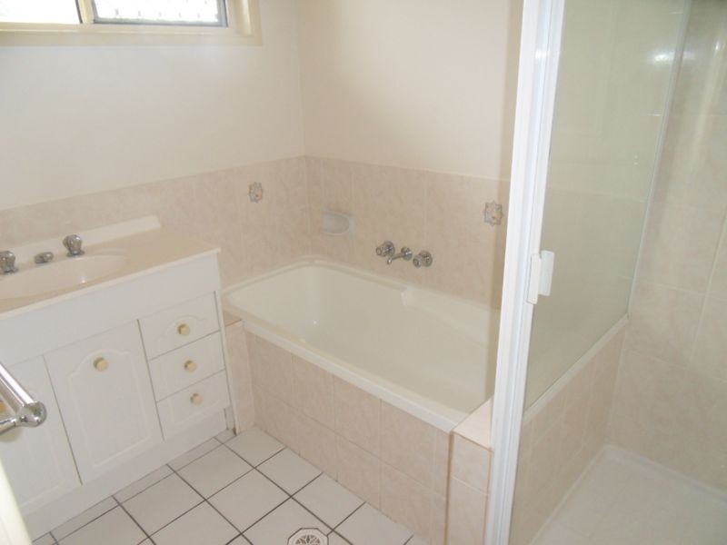 28 Crest Avenue, Boyne Island QLD 4680