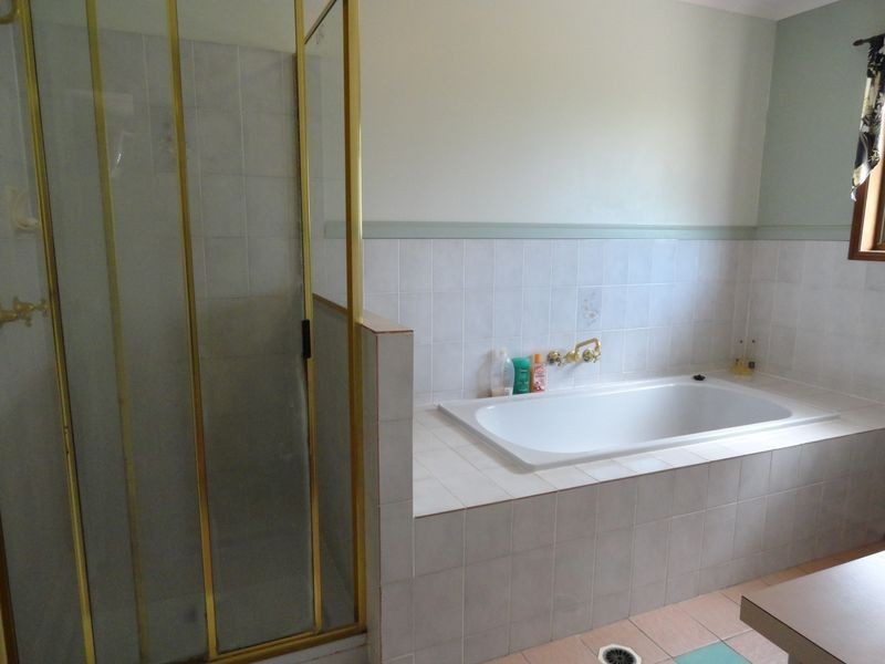 17 Helen Crescent, Wurdong Heights QLD 4680