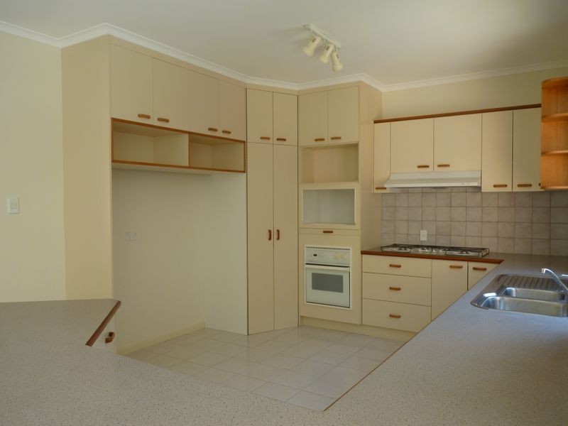 10 Currawong Court, Boyne Island QLD 4680