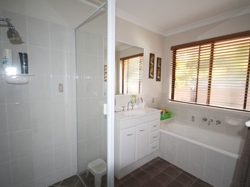 8 Caitlin Court, Boyne Island QLD 4680