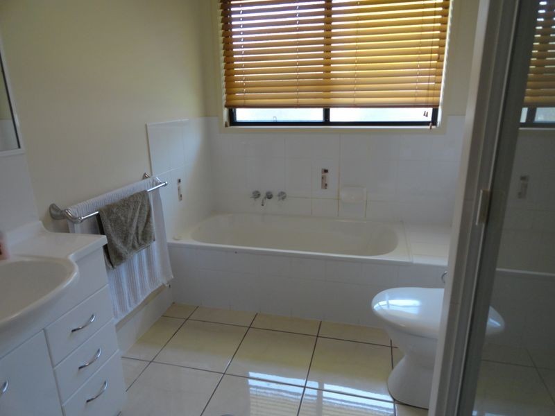 2/11 Golf View Drive, Boyne Island QLD 4680