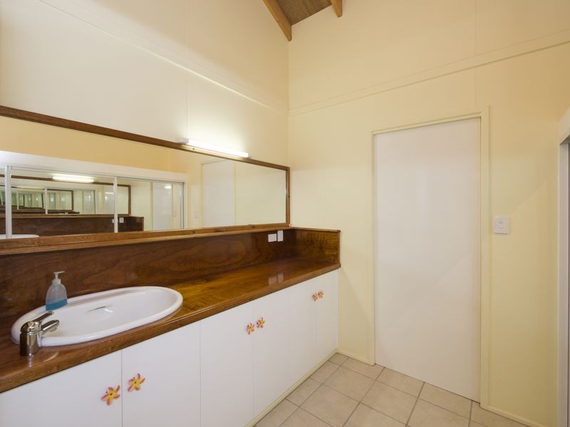 10 Island Esplanade, Boyne Island QLD 4680