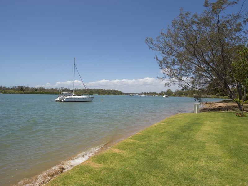 10 Island Esplanade, Boyne Island QLD 4680