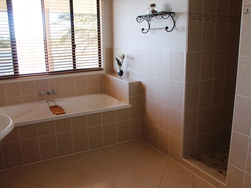 20 Island Esplanade, Boyne Island QLD 4680