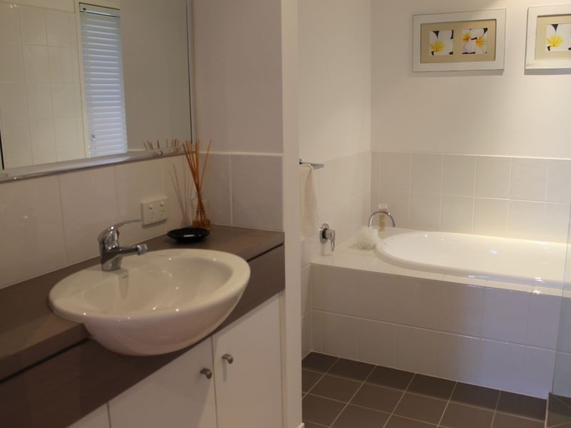 33 Lighthouse Drive, Boyne Island QLD 4680