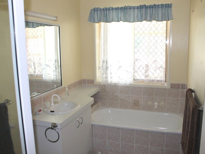 23 Curtis Ave, Boyne Island QLD 4680