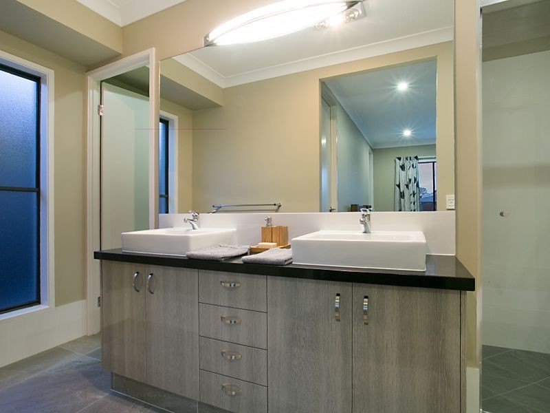 11 Quayside Drive, Helensvale QLD 4212