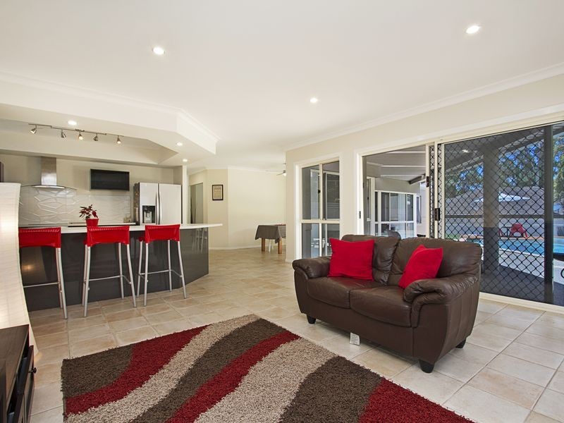 9 London Chase, Arundel QLD 4214
