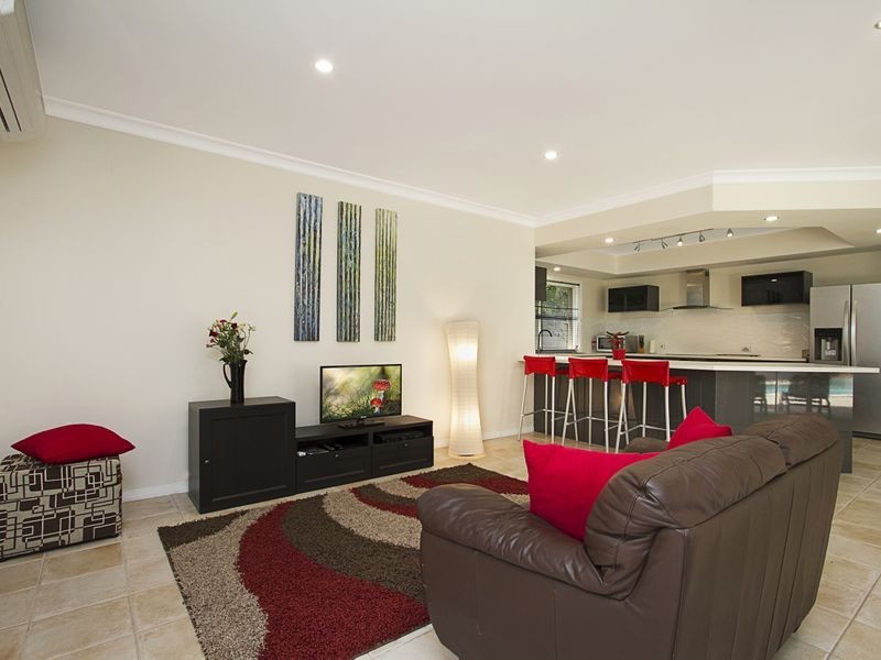 9 London Chase, Arundel QLD 4214