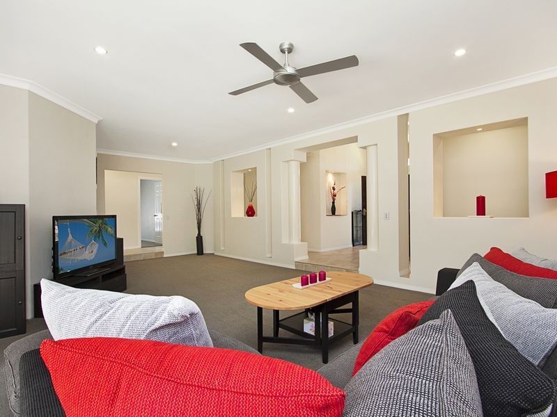 9 London Chase, Arundel QLD 4214