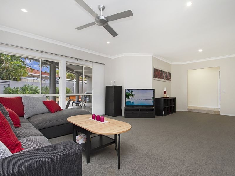 9 London Chase, Arundel QLD 4214